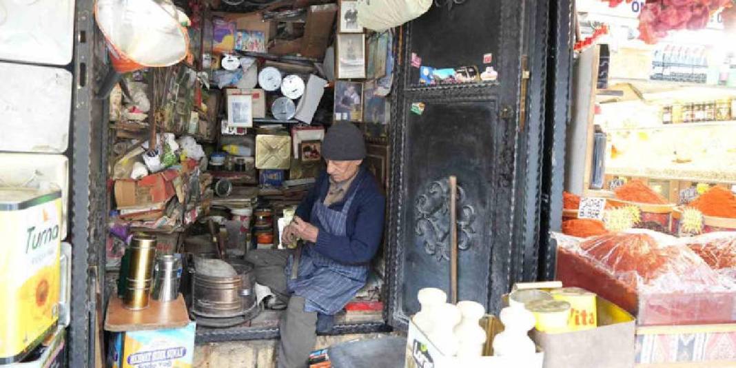 86 yaşında üretiyor, Amerika’ya bile satıyor! Teknolojiye direnen 66 yıllık usta: Sabahın ilk ışıklarında işinin başına geçiyor 2